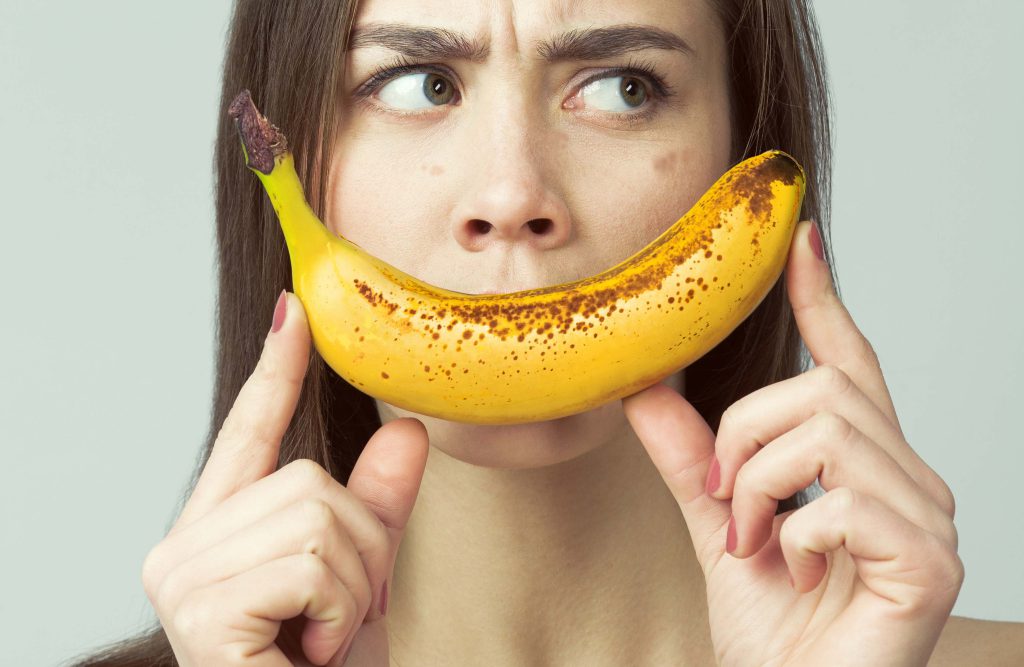 אישה מחזיקה בננה בשלה, פיגמנטציה
